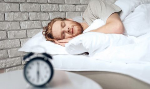 Seul(e) ou à deux, les meilleures positions pour dormir la nuit passées en revue par votre ostéopathe